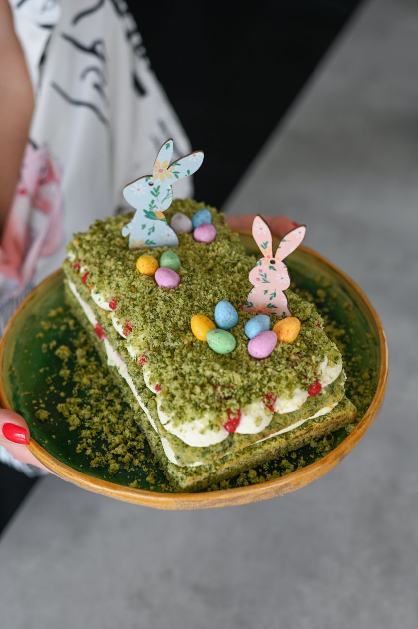 
Ir jūsų vaikai nemėgsta špinatų? Žalias L. Rimgailės Velykų pyragas su zuikučiais ištirpdys mažųjų širdis                