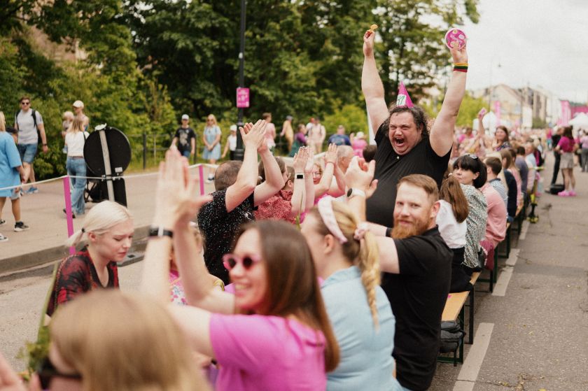 
Vilniaus šaltibarščių festivalyje pasiekti net du unikalūs rekordai: prie ilgiausio rožinės sriubos stalo susėdo 1 200 renginio svečių                