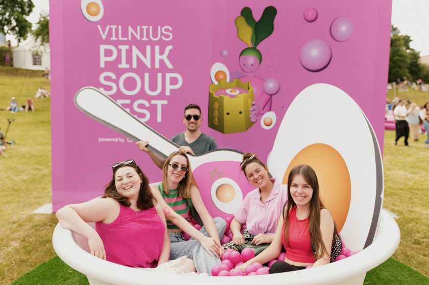 
Vilniaus šaltibarščių festivalis: dalyvius subūrė rekordinio ilgio stalas, čiuožykla ir gausybė pramogų                