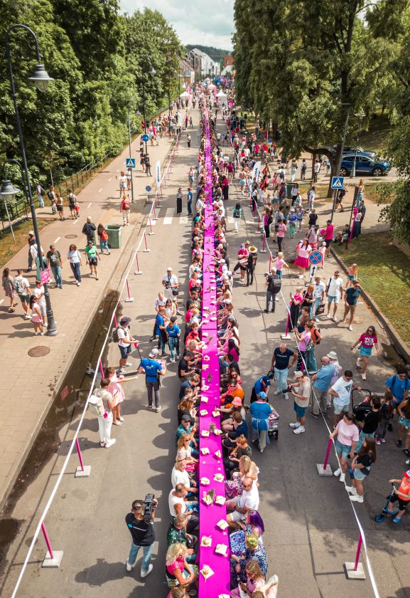 
Vilniaus šaltibarščių festivalyje pasiekti net du unikalūs rekordai: prie ilgiausio rožinės sriubos stalo susėdo 1 200 renginio svečių                