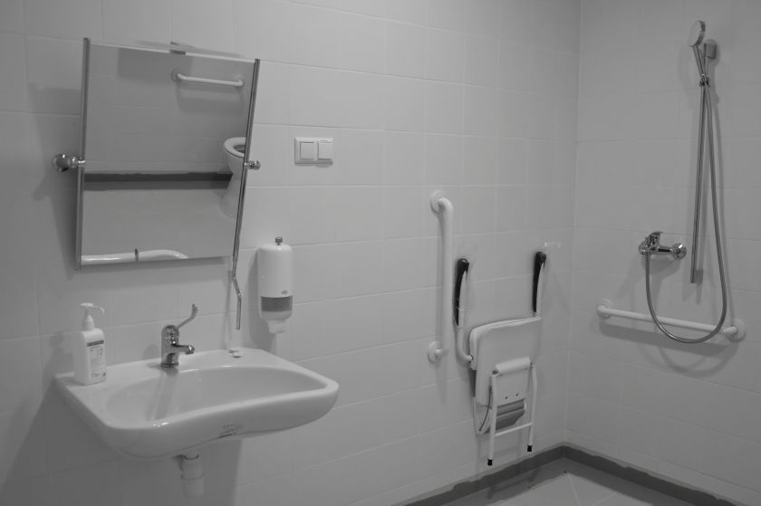 
Tai jau įvyko – Vilkpėdės ligoninė išsiplėtė. Ligoniai nuo liepos slaugomi  moderniame, pagal visus būtinuosius reikalavimus ką tik įrengtame Palaikomojo gydymo ir slaugos skyriaus paliatyviosios pagalbos poskyryje.                