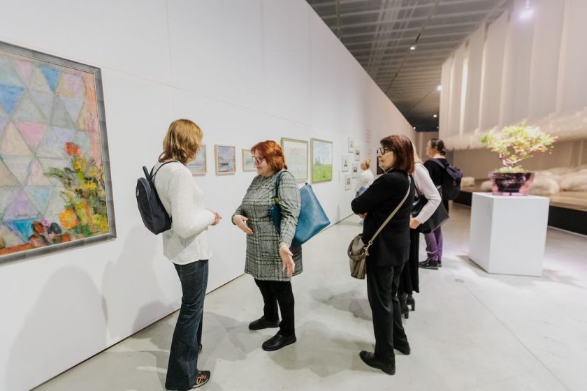 „Mes daug kur esam nereikalingi“: vienišumo epidemijos alinamiems senjorams emocine pagalba gali tapti menas