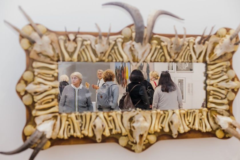 „Mes daug kur esam nereikalingi“: vienišumo epidemijos alinamiems senjorams emocine pagalba gali tapti menas