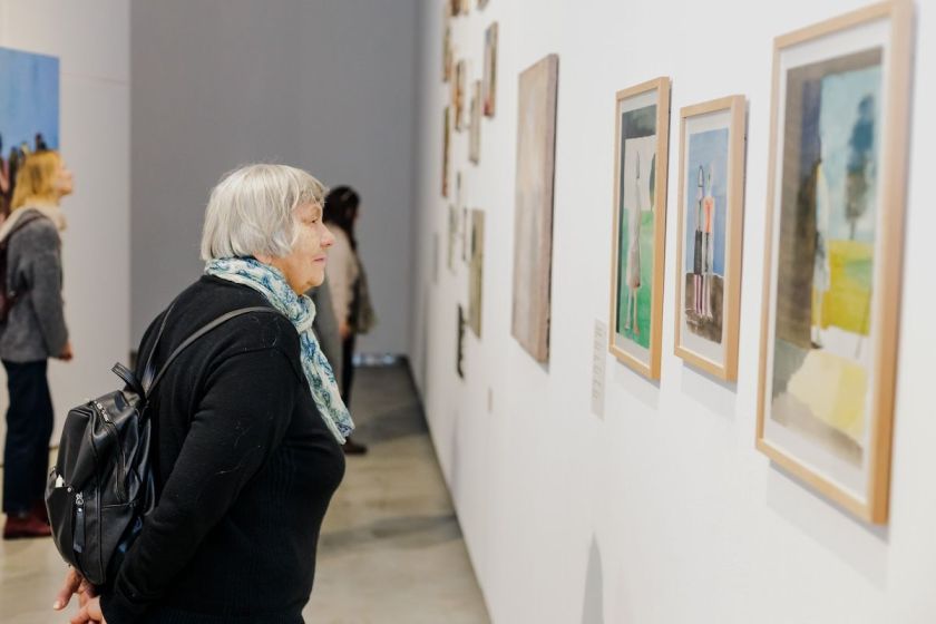 „Mes daug kur esam nereikalingi“: vienišumo epidemijos alinamiems senjorams emocine pagalba gali tapti menas