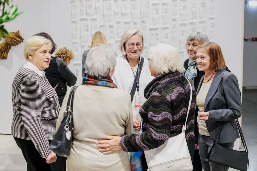 „Mes daug kur esam nereikalingi“: vienišumo epidemijos alinamiems senjorams emocine pagalba gali tapti menas
