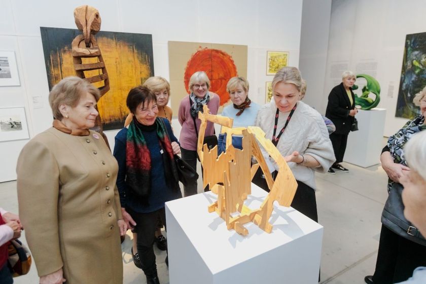 „Mes daug kur esam nereikalingi“: vienišumo epidemijos alinamiems senjorams emocine pagalba gali tapti menas