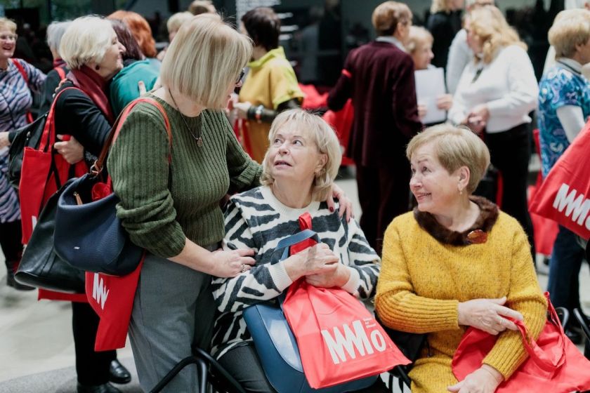 „Mes daug kur esam nereikalingi“: vienišumo epidemijos alinamiems senjorams emocine pagalba gali tapti menas