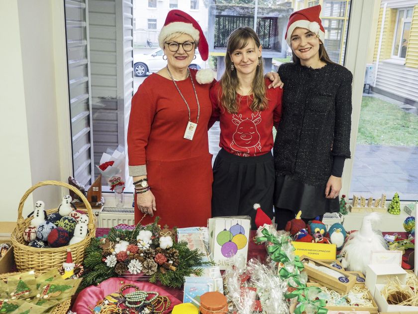 Labdaringa Nacionalinio vėžio instituto mugė „Pasiimk“: pacientams nemokamai išdalinta šimtai darbuotojų sukurtų kalėdinių dovanėlių