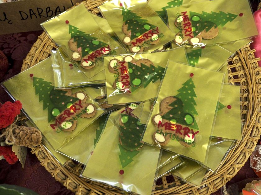 Labdaringa Nacionalinio vėžio instituto mugė „Pasiimk“: pacientams nemokamai išdalinta šimtai darbuotojų sukurtų kalėdinių dovanėlių