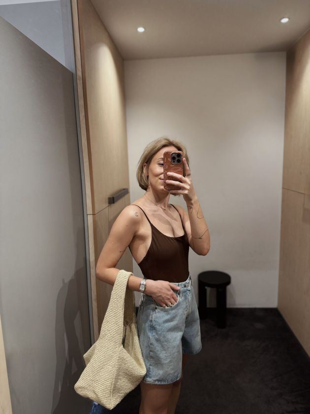 Nuo parduotuvių vitrinos iki jūsų spintos: stilistė pataria, ką šią vasarą dėvėti