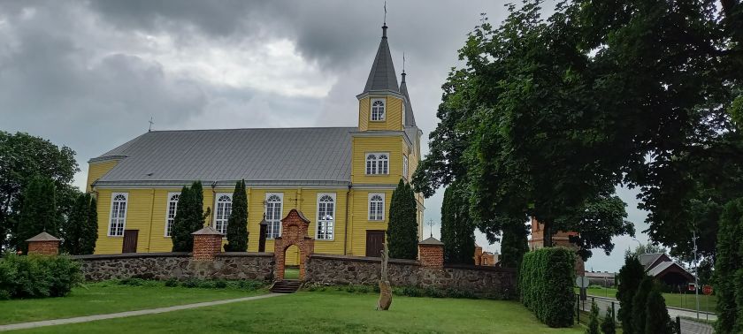 Tverų Švč. Mergelės Marijos Apsilankymo bažnyčią nuo lietaus saugo naujai sutvarkytas stogas