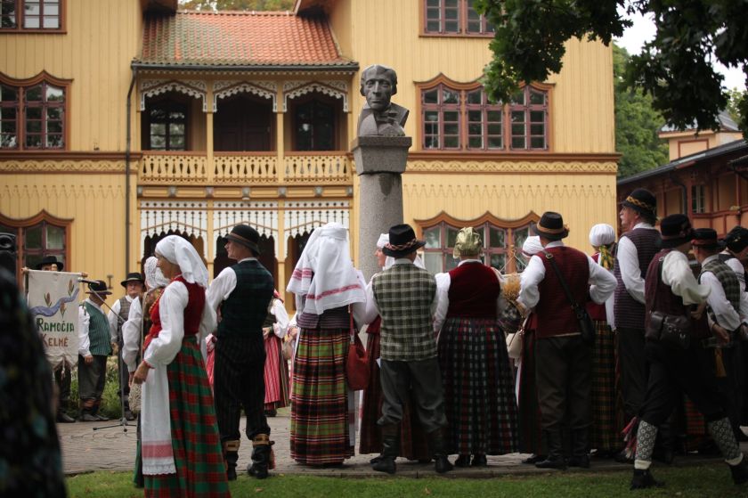 Juodkrantės festivalyje „Pūsk, vėjuži!“ – pirmasis lietuvių liaudies dainų rinkinys ir vestuvės pagal Mažosios Lietuvos tradicijas