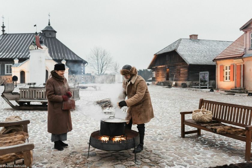 ADVENTINIS MIESTELIS: KUR SPRAGSI LAUŽAI, KVEPIA MEDUOLIAIS IR ŽVILGA SILKĖ STATINĖJE