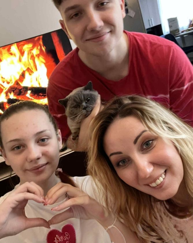 Naktis, kai tėvai suprato, kas yra siaubas ir tikroji laimė: dukrą išgelbėjo Santaros klinikų gydytojai neurochirurgai 