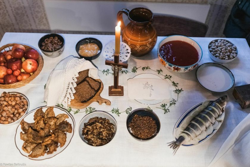 ADVENTINIS MIESTELIS: KUR SPRAGSI LAUŽAI, KVEPIA MEDUOLIAIS IR ŽVILGA SILKĖ STATINĖJE