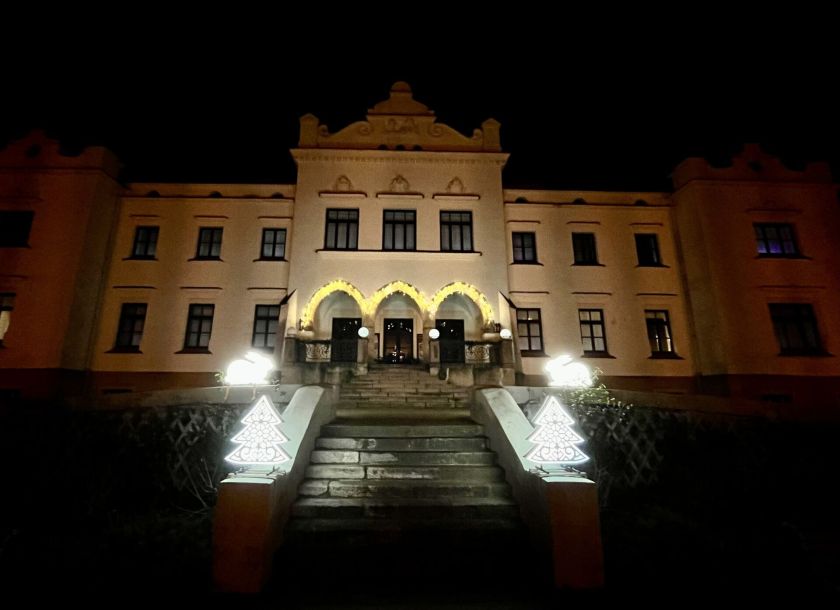 Kalėdinė Rokiškio dvaro magija: nuo senovinio automobilio iki šedevrų iš Vatikano