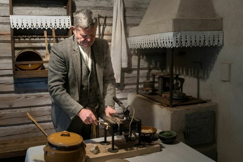 ADVENTINIS MIESTELIS: KUR SPRAGSI LAUŽAI, KVEPIA MEDUOLIAIS IR ŽVILGA SILKĖ STATINĖJE